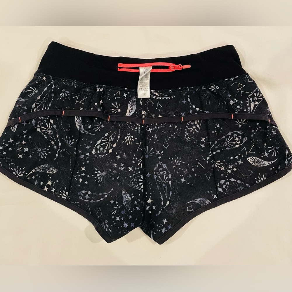 Ivivva by Lululemon Girls Speedy Shorts Size 12 
Black and White pattern